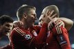 Bastian Schweinsteiger slaví gól Arjena Robbena (vpravo)