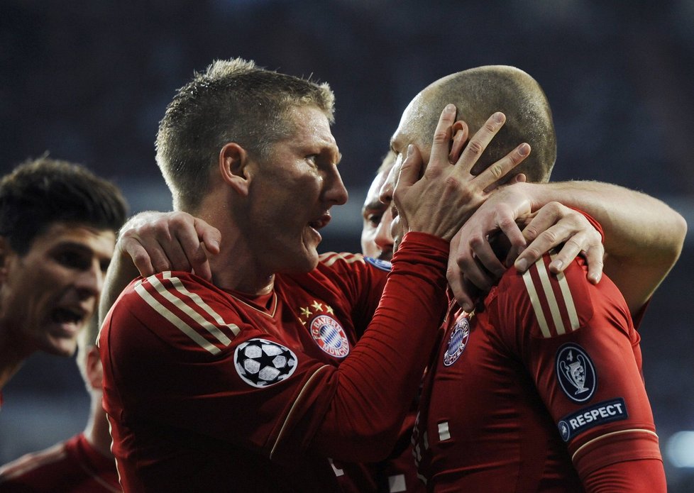 Bastian Schweinsteiger slaví gól Arjena Robbena (vpravo)