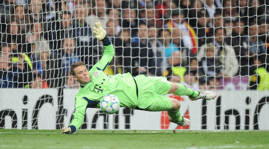 Gólman Bayernu Mnichov Manuel Neuer chytá penaltu v semifinále Ligy mistrů