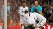 Fotbalisté Realu Madrid se vrhají po druhém gólu po míči v rukou brankáře Romana Weidenfellera, aby mohli co nejdříve rozehrát