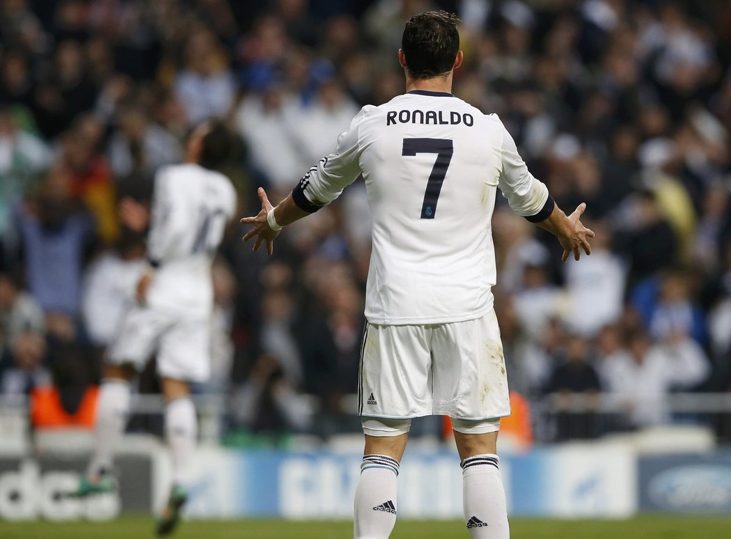 Cristiano Ronaldo se rozčiluje po neproměněné šanci v odvetě semifinále Ligy mistrů proti Borussii Dortmund