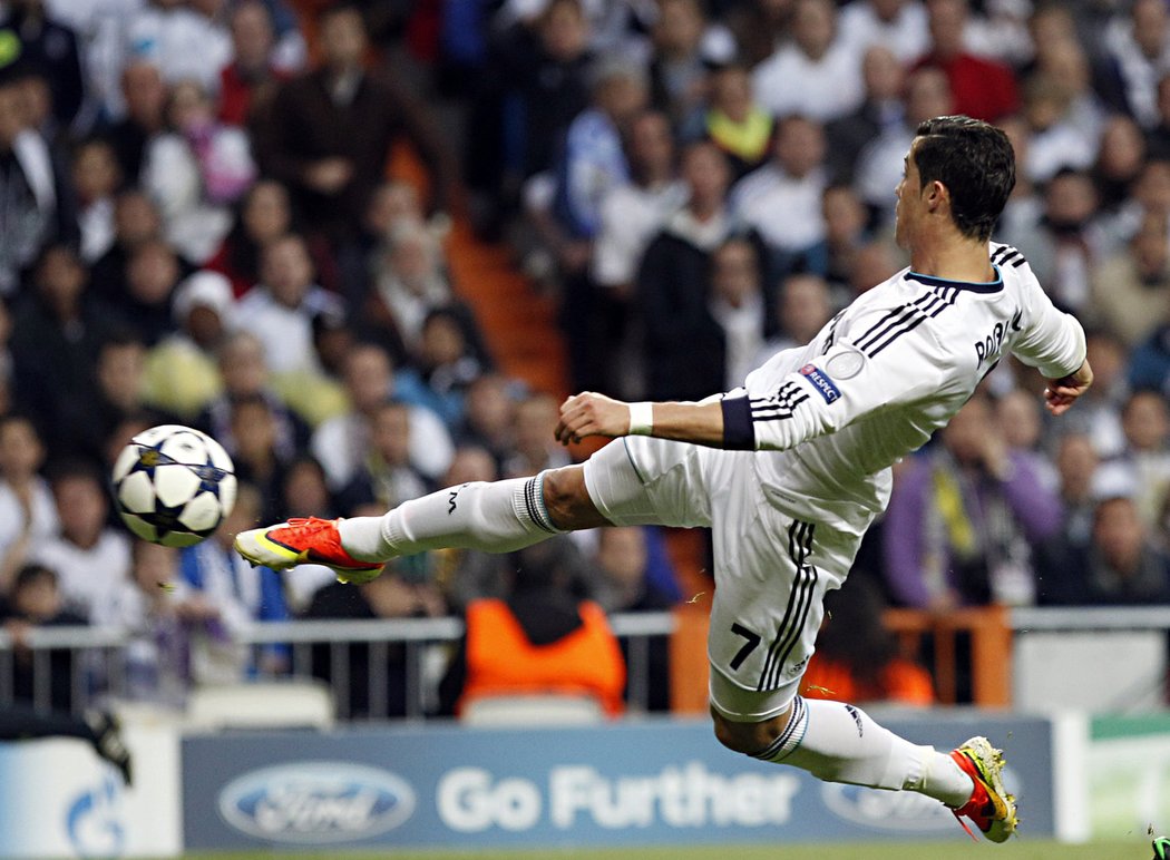 Cristiano Ronaldo se natahuje po míči, jeho střelu ale brankář Borussie lapil