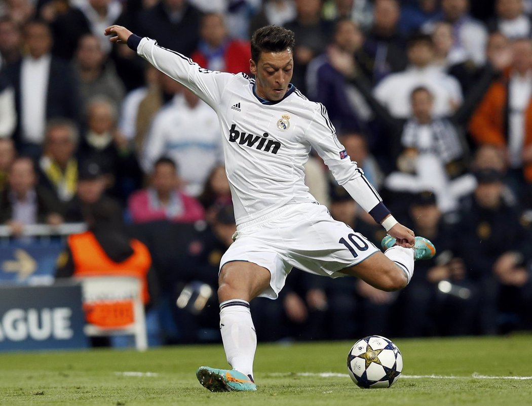 Mesut Özil z Realu Madrid střílí v gólové šanci těsně vedle branky Borussie Dortmund
