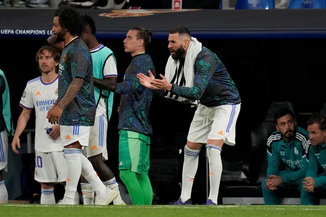 Karim Benzema po vystřídání povzbuzuje parťáky z Realu v závěru semifinále se City