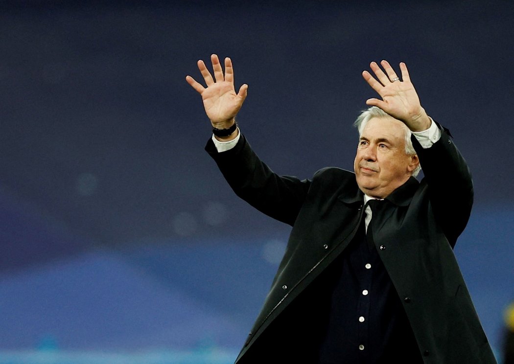 Carlo Ancelotti děkuje fanouškům po postupu Realu do finále Ligy mistrů