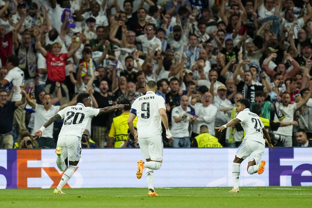 Fotbalisté Realu slaví gól Viníciuse Jr. proti City