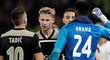 Fotbalisté Ajaxu se radují z výhry v úvodním semifinále LM na půdě Tottenhamu
