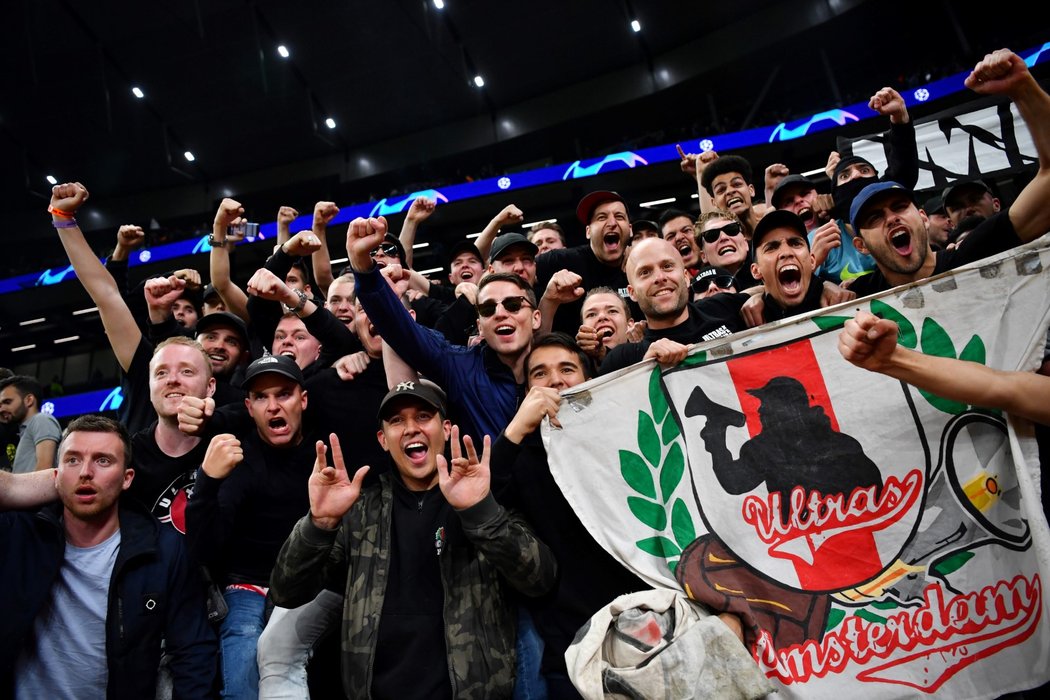 Fanoušci Ajaxu slaví úvodní výhru v semifinále LM na půdě Tottenhamu