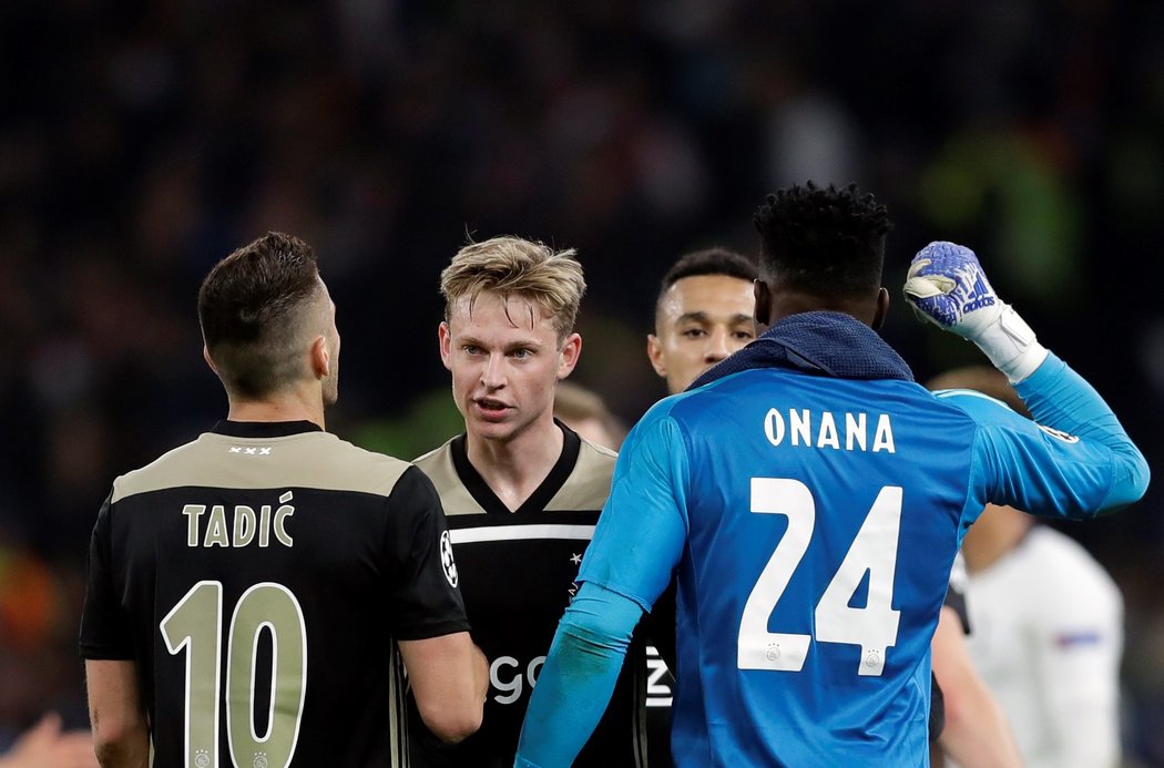 Fotbalisté Ajaxu se radují z výhry v úvodním semifinále LM na půdě Tottenhamu