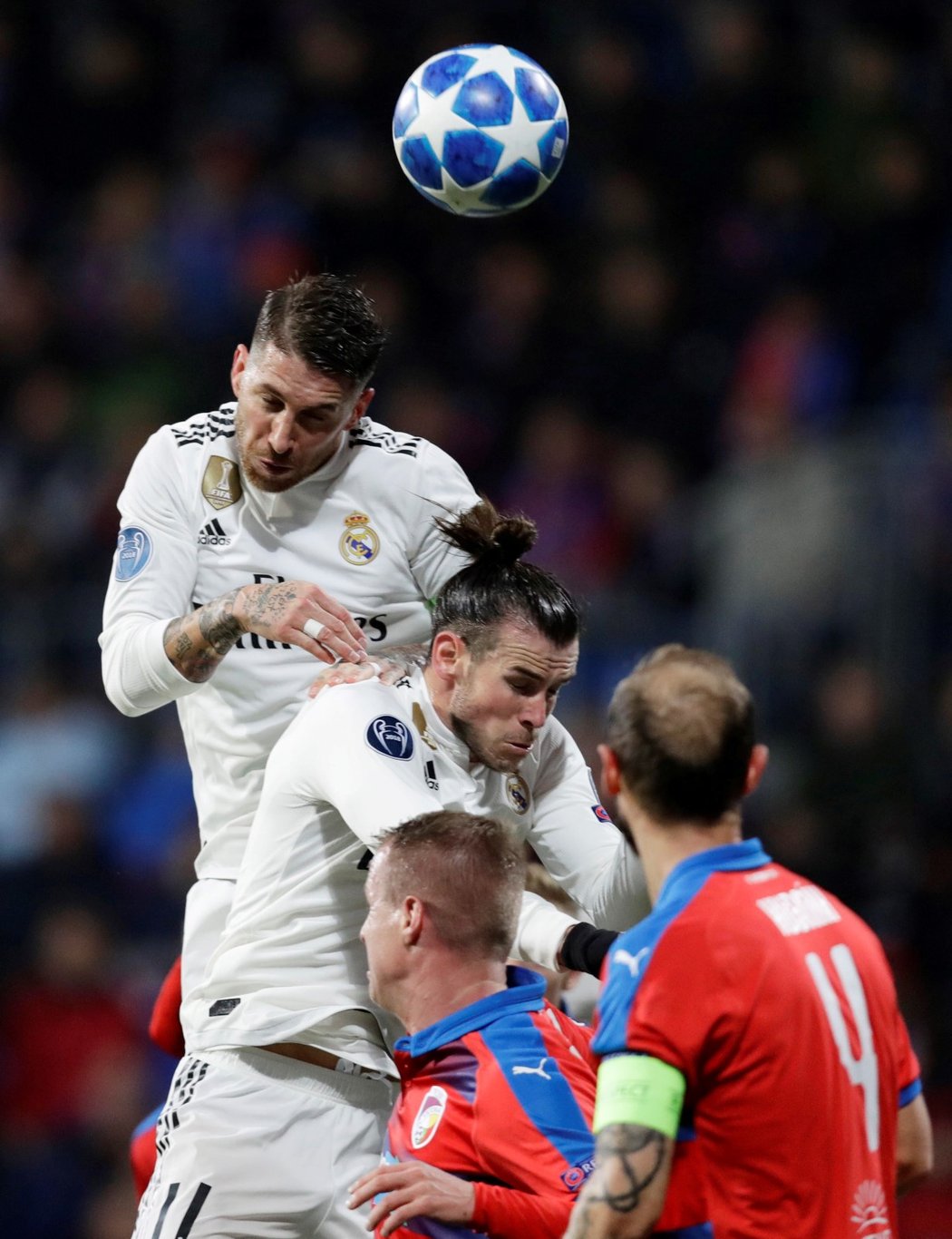 Sergio Ramos předskakuje parťáka Garetha Balea v duelu Viktorie Plzeň s Realem Madrid