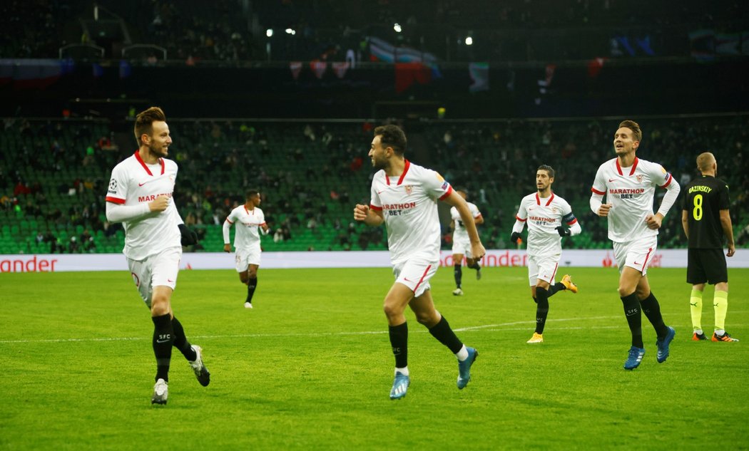 Radost hráčů Sevilly po gólu Ivana Rakitiče proti Krasnodaru v Lize mistrů