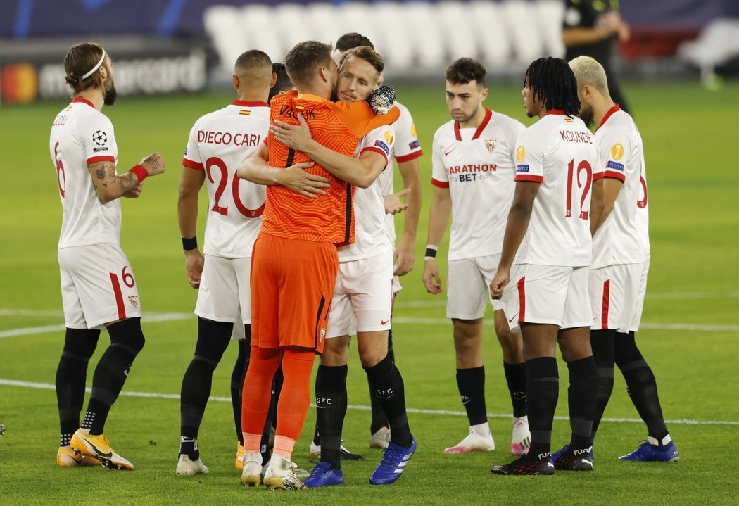 Tomáš Vaclík se před zápasem Ligy mistrů objímá s Luukem de Jongem z Krasnodaru