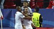Fotbalisté Sevilly oslavují gól do sítě Leicesteru
