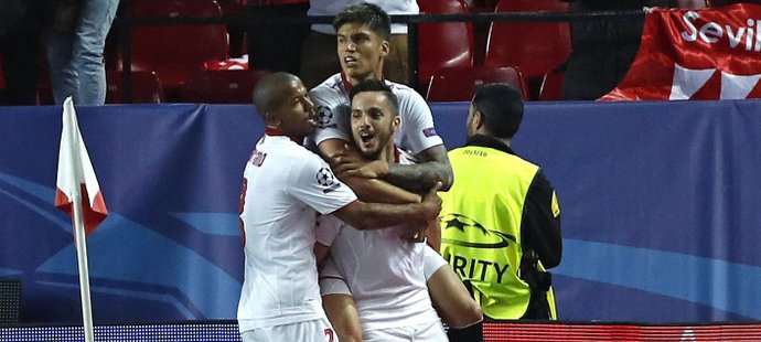 Fotbalisté Sevilly oslavují gól do sítě Leicesteru