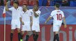Fotbalisté Sevilly oslavují výhru v LM nad Leicesterem