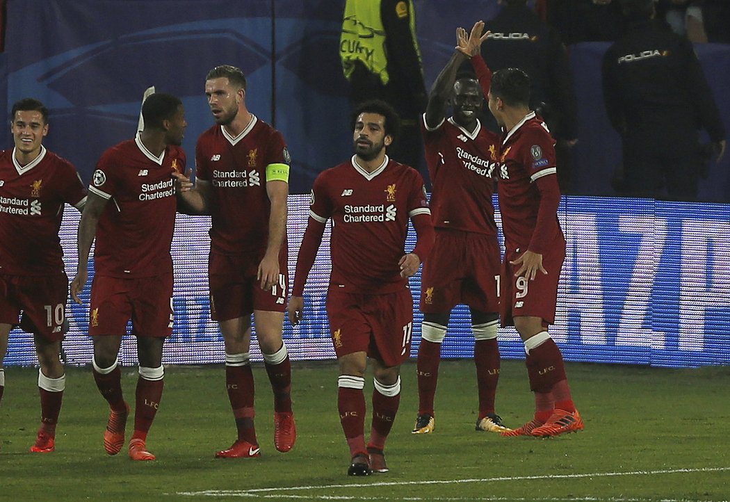 Fotbalisté Liverpoolu se radují z gólu v duelu Ligy mistrů na půdě Sevilly