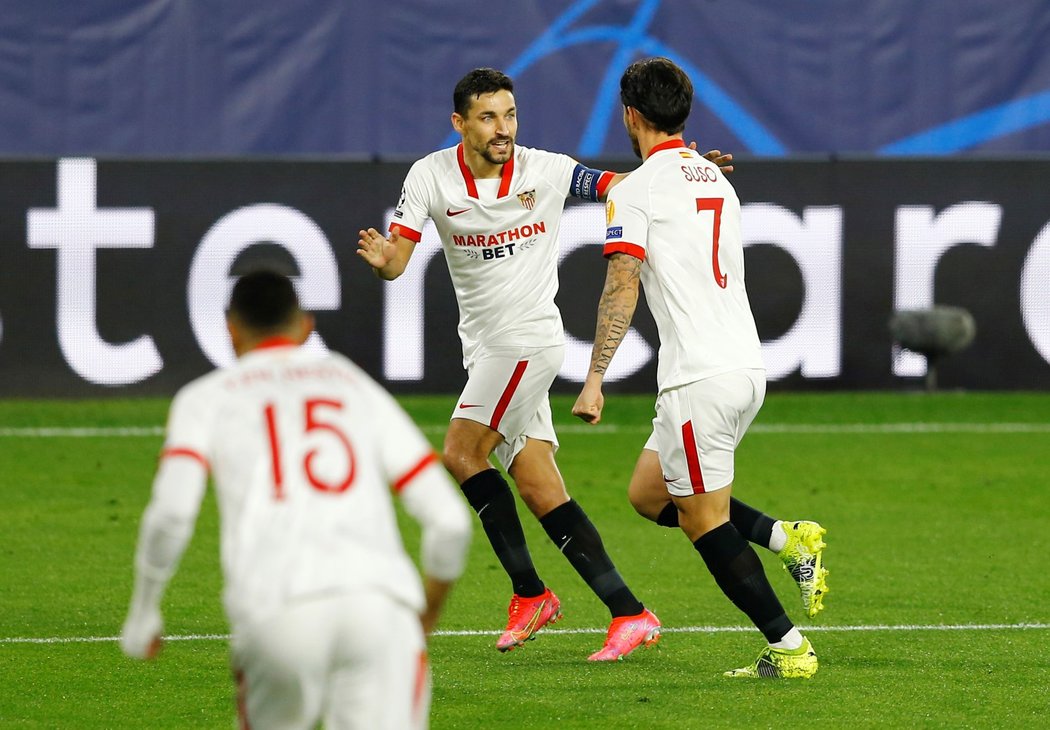 Hráči Sevilly slaví úvodní branku zápasu proti Dortmundu