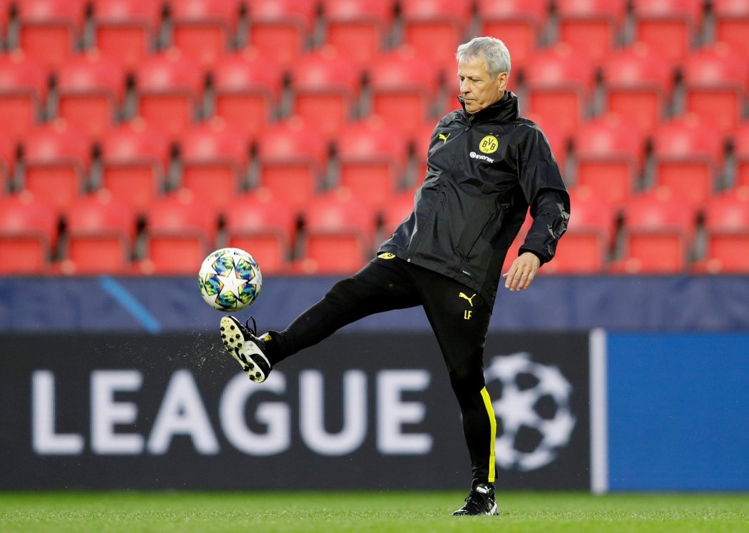 Lucien Favre, trenér Borussie, si na tréninku před středečním duelem proti Slavii pohrál i s míčem