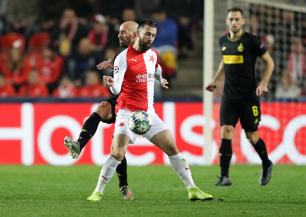 Josef Hušbauer v souboji s Borjou Valerem v zápase Slavie s Interem