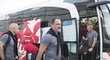 Slavia dorazila na letišti autobusem svých hokejých kolegů