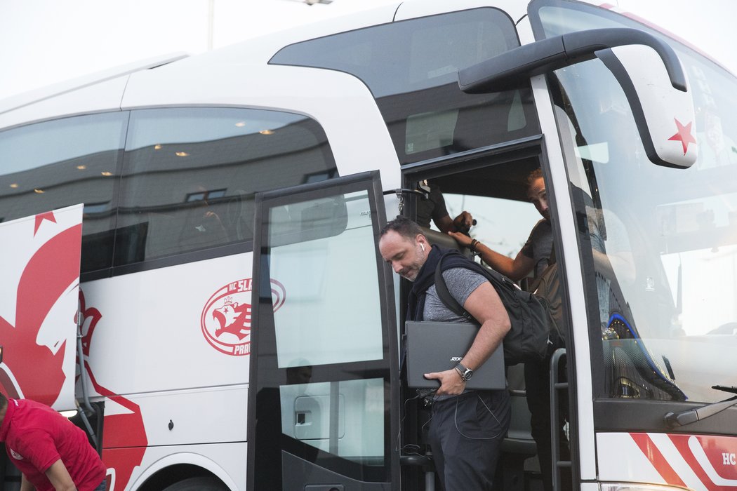 Slavia dorazila na letišti autobusem svých hokejých kolegů