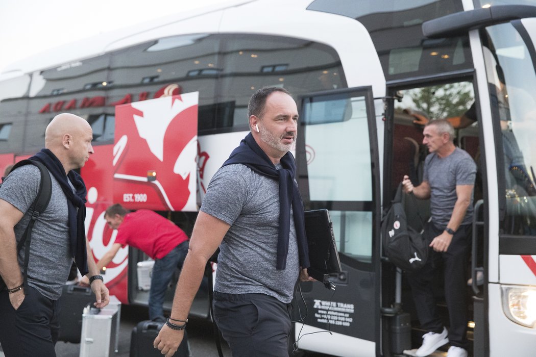 Slavia dorazila na letišti autobusem svých hokejých kolegů