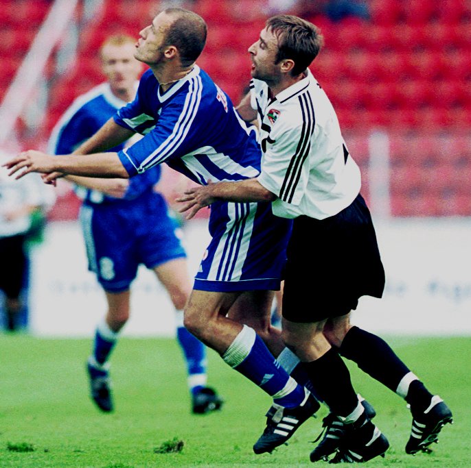 Luděk Zelenka (v modrém) při zápase Slavie s Šachtarem Doněck o postup do Ligy mistrů v roce 2000