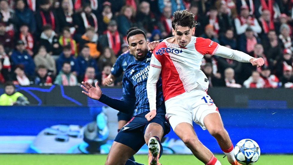 Mojmír Chytil těsně bráněný Gabrielem