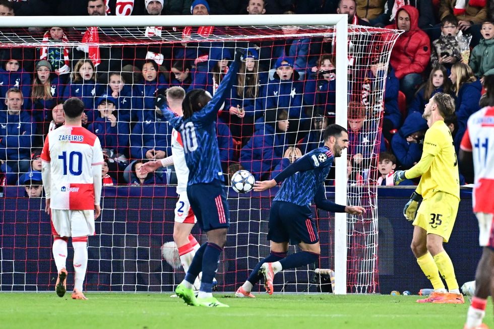 ONLINE: Slavia - Arsenal 0:3. Domácí mají velkou šanci na gól, zahrávají pokutový kop! ONLINE: Slavia - Arsenal 0:3. Domácí mají velkou šanci na gól, zahrávají pokutový kop!