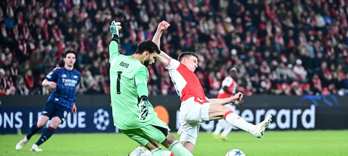 Lukáš Provod napadá rozehrávku Arsenalu