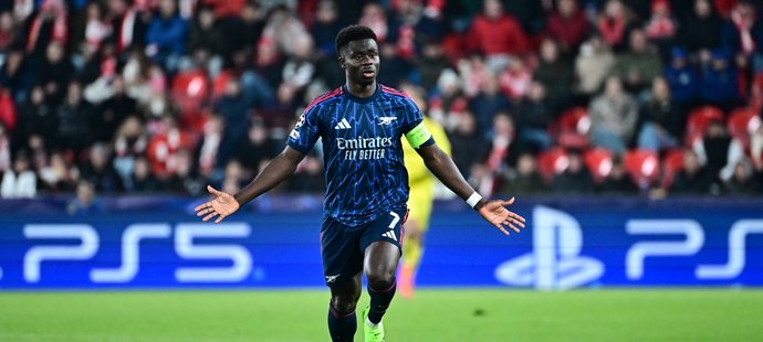 Bukayo Saka proti Slavii