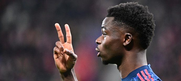 Bukayo Saka při zápase se Slavií