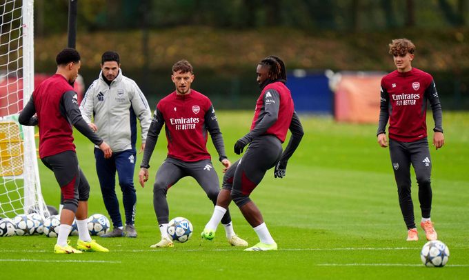 Přílet Arsenalu do Prahy: přísně tajné! Z letiště na tiskovku, pak hned do hotelu Přílet Arsenalu do Prahy: přísně tajné! Z letiště na tiskovku, pak hned do hotelu