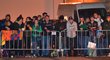 Fanoušci čekají na příjezd Barcelony k hotelu