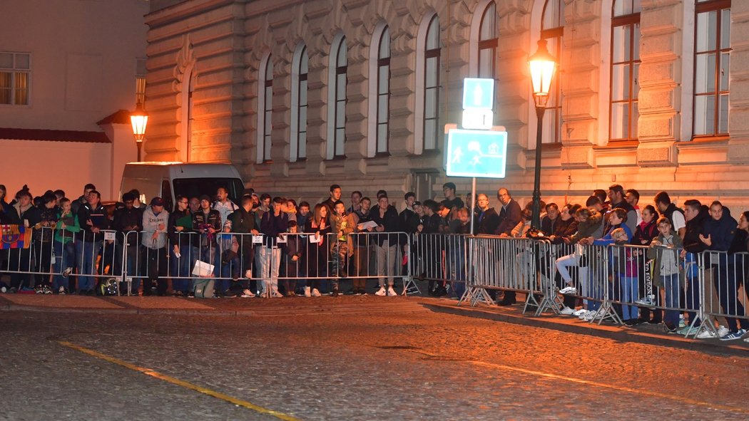 Fanoušci čekají na příjezd Barcelony k hotelu