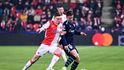Lukáš Provod v souboji o míč