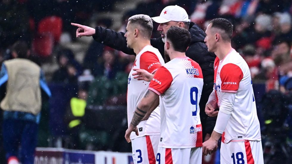 Trenér Slavie Jindřich Trpišovský předává pokyny hráčům