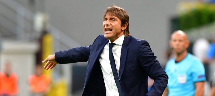 Trenér Interu Milán Antonio Conte během zápasu se Slavií Praha v Lize mistrů