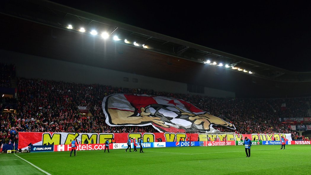 Choreo fanoušků Slavie před začátkem zápasu Ligy mistrů s Interem Milán