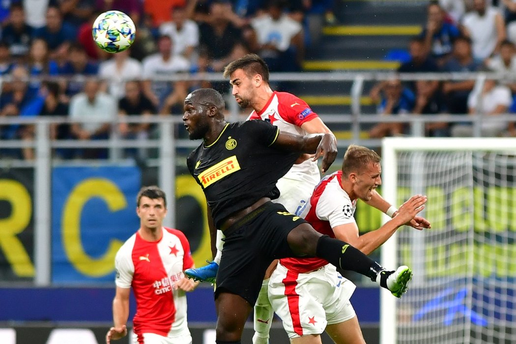 Slávista David Hovorka v úspěšném souboji proti útočníkovi Interu Milán Romelu Lukakovi