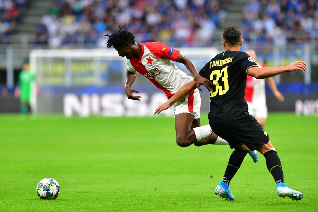 Petera Olayinku ze Slavie zastavuje nedovoleně Danilo D&#39;Ambrosio z Interu Milán
