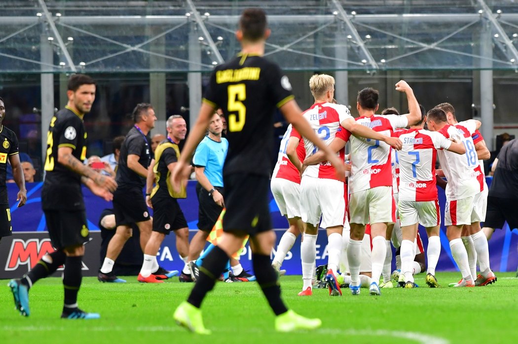 Fotbalisté Slavie oslavují gól Petera Olayinky proti Interu Milán v základní skupině Ligy mistrů
