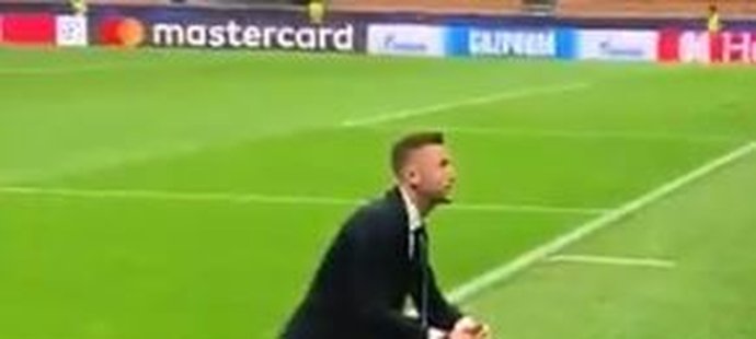 Jaromír Zmrhal si po zápase Slavie na Interu Milán užil "soukromou" děkovačku s fanoušky
