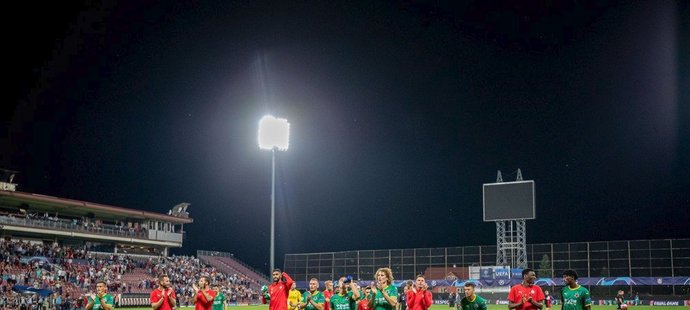 Fotbalisté Slavie děkují fanouškům po výhře 1:0 v Kluži v prvním utkání play off o Ligu mistrů