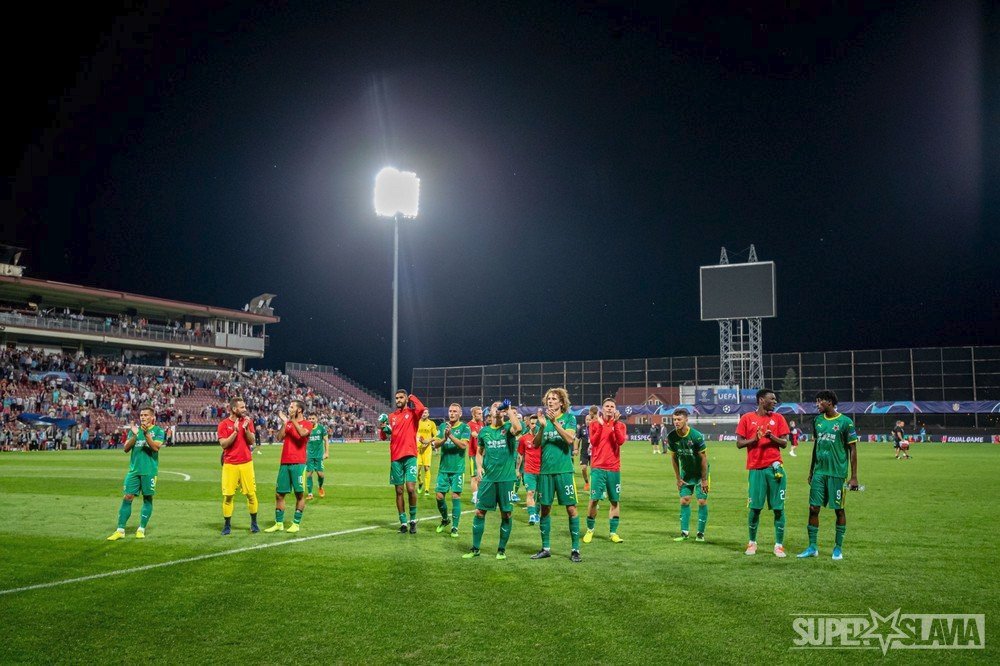 Fotbalisté Slavie děkují fanouškům po výhře 1:0 v Kluži v prvním utkání play off o Ligu mistrů