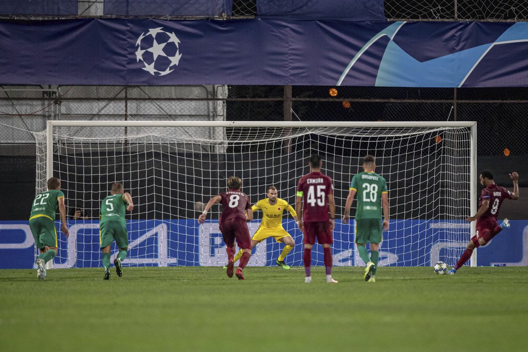 Billel Omrani z Kluže střílí penaltu, kterou brankář Slavie Ondřej Kolář¨vyrazil