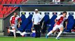 Trenér Slavie Jindřich Trpišovský sleduje počínání svých svěřenců v duelu play off Ligy mistrů proti Midtjyllandu