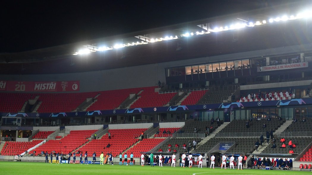 Nástup fotbalistů Slavie a Midtjyllandu před vzájemným soubojem v play off Ligy mistrů v Edenu
