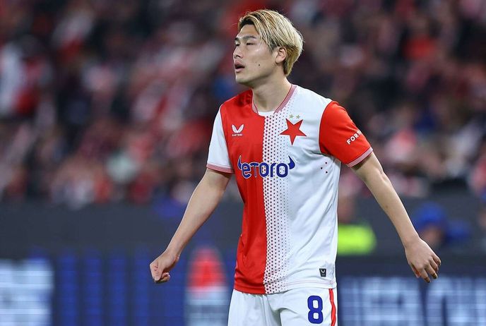 Daiki Hašioka v utkání Ligy mistrů proti Arsenalu Daiki Hašioka v utkání Ligy mistrů proti Arsenalu