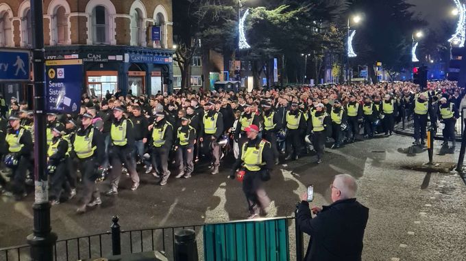 Bezproblémový pochod slávistů: přes 1200 lidí, hlasité fandění, zákaz bubnů i pyra Bezproblémový pochod slávistů: přes 1200 lidí, hlasité fandění, zákaz bubnů i pyra